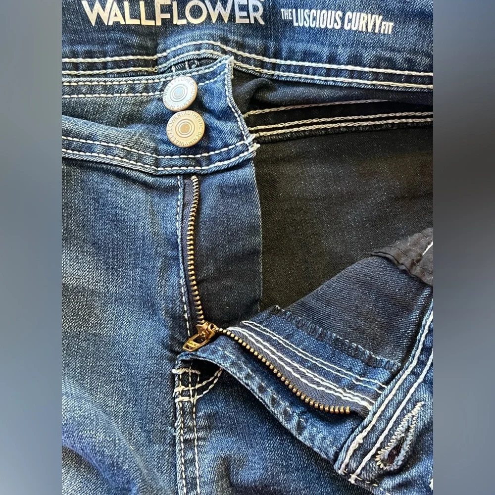 Wallflower Luscious Curvy Fit Women’s Medium Washed Boot Cut Jeans Size 13 Reg! - Picture 10 of 10
